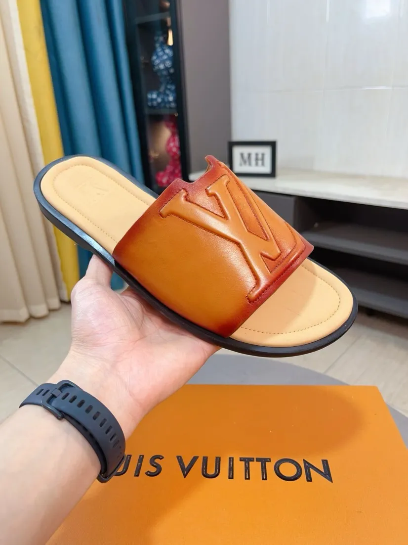 Men's men's shoes 💰360🌸🌸LV medium men's spring and summer slippers counter synchronization. The uppers are imported from Italy with open edge beads and color-changing logo graphics. High-quality craftsmanship. Soles: Original soles specially provided by the original factory. Exclusive molded soles are super comfortable. Original factory single goods. 🔍🔍High quality. You can enter and exit the counter at will. Welcome to compare. Size 38-45
